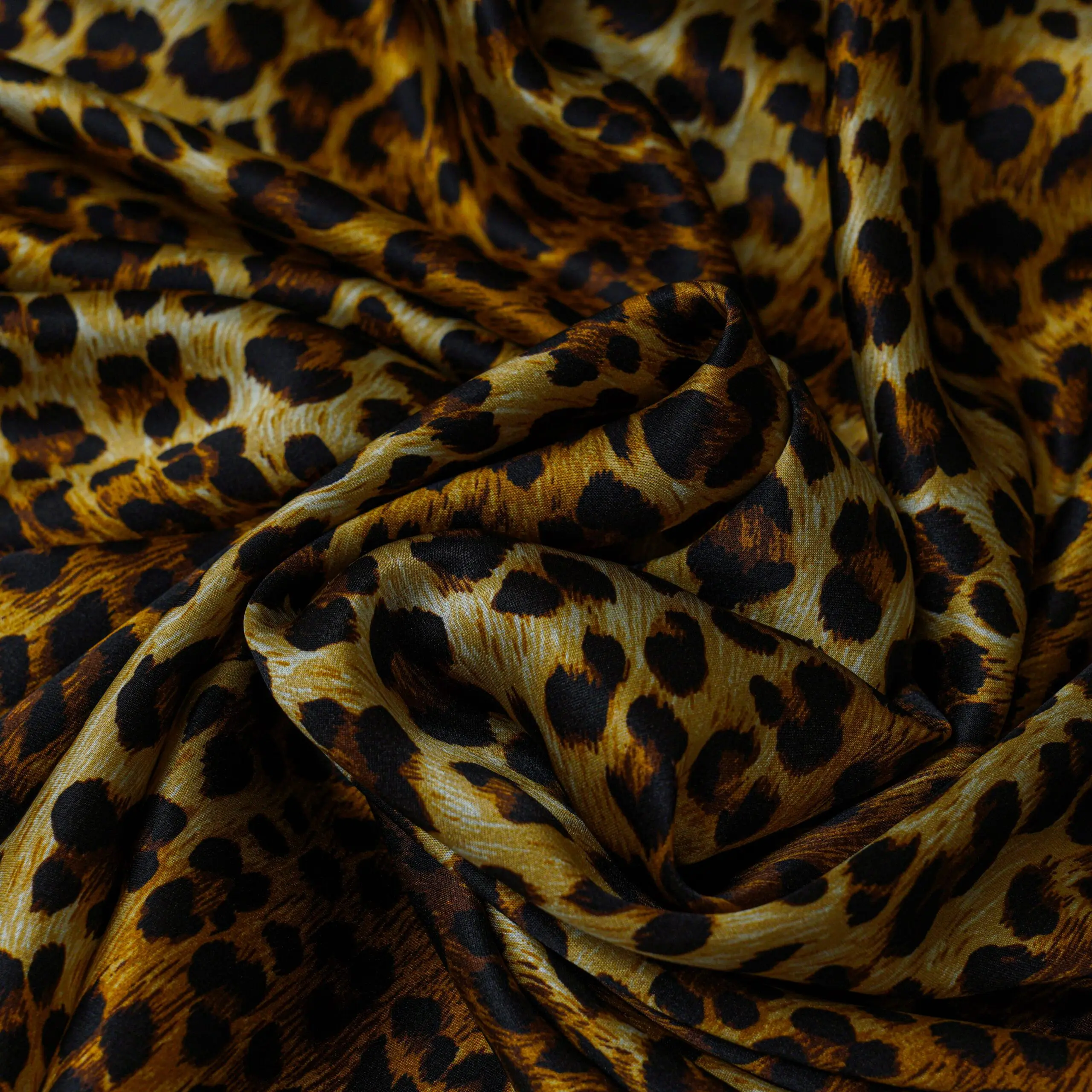 Atlasinis šilkas su leopardo raštu