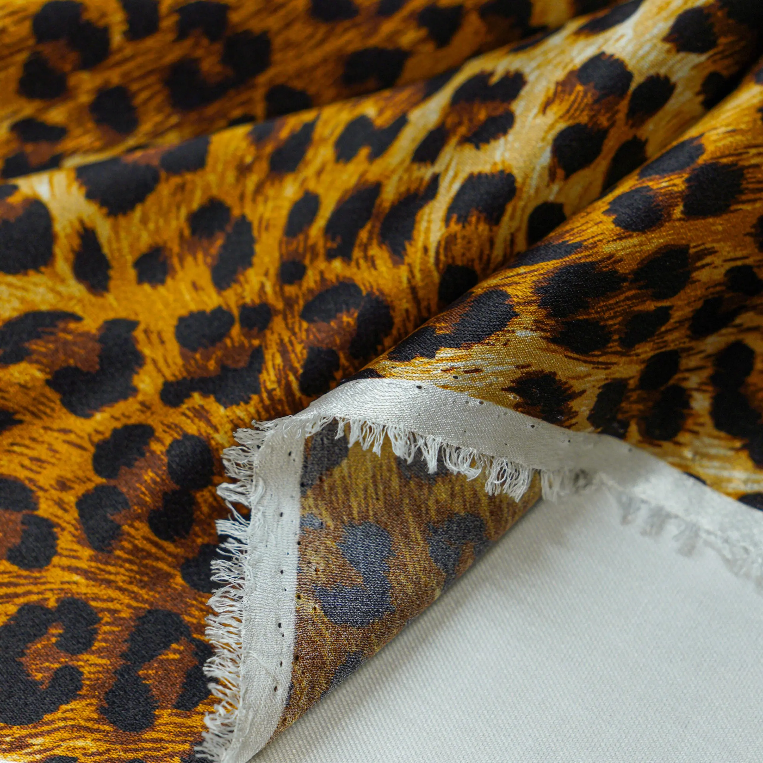 Atlasinis šilkas su leopardo raštu - Image 3
