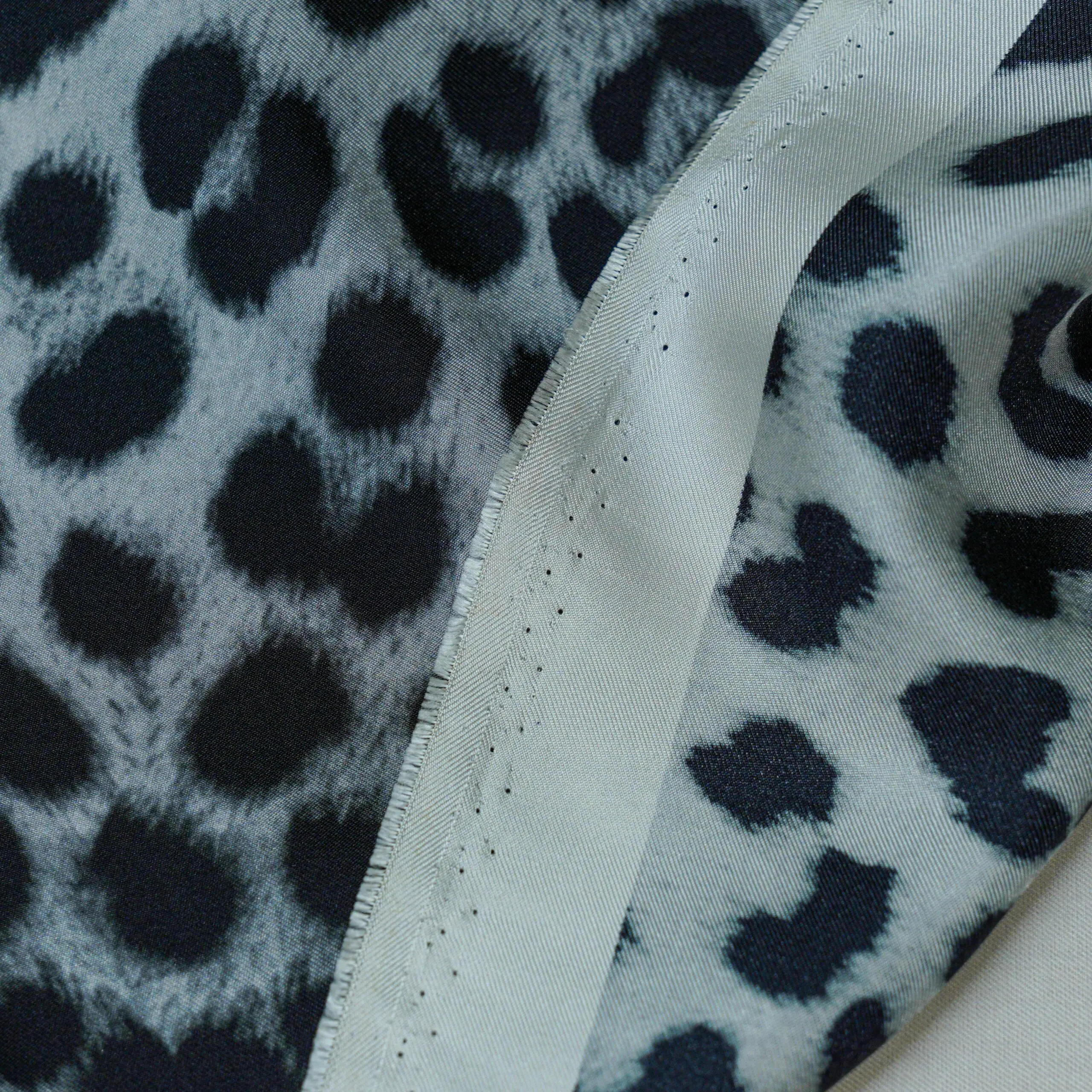 Dvipusis šilko tvilas su leopardo raštu - Image 4