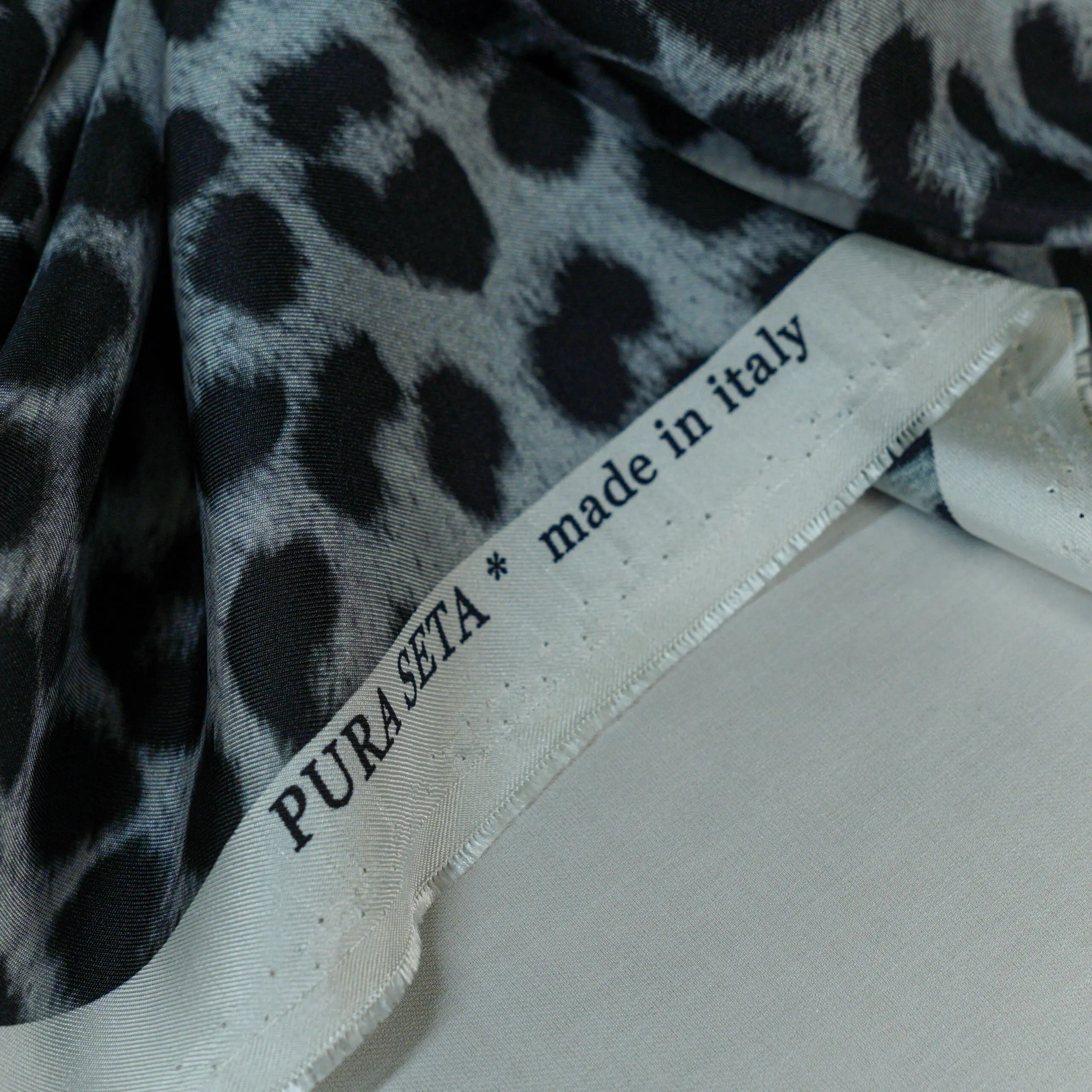 Dvipusis šilko tvilas su leopardo raštu - Image 3