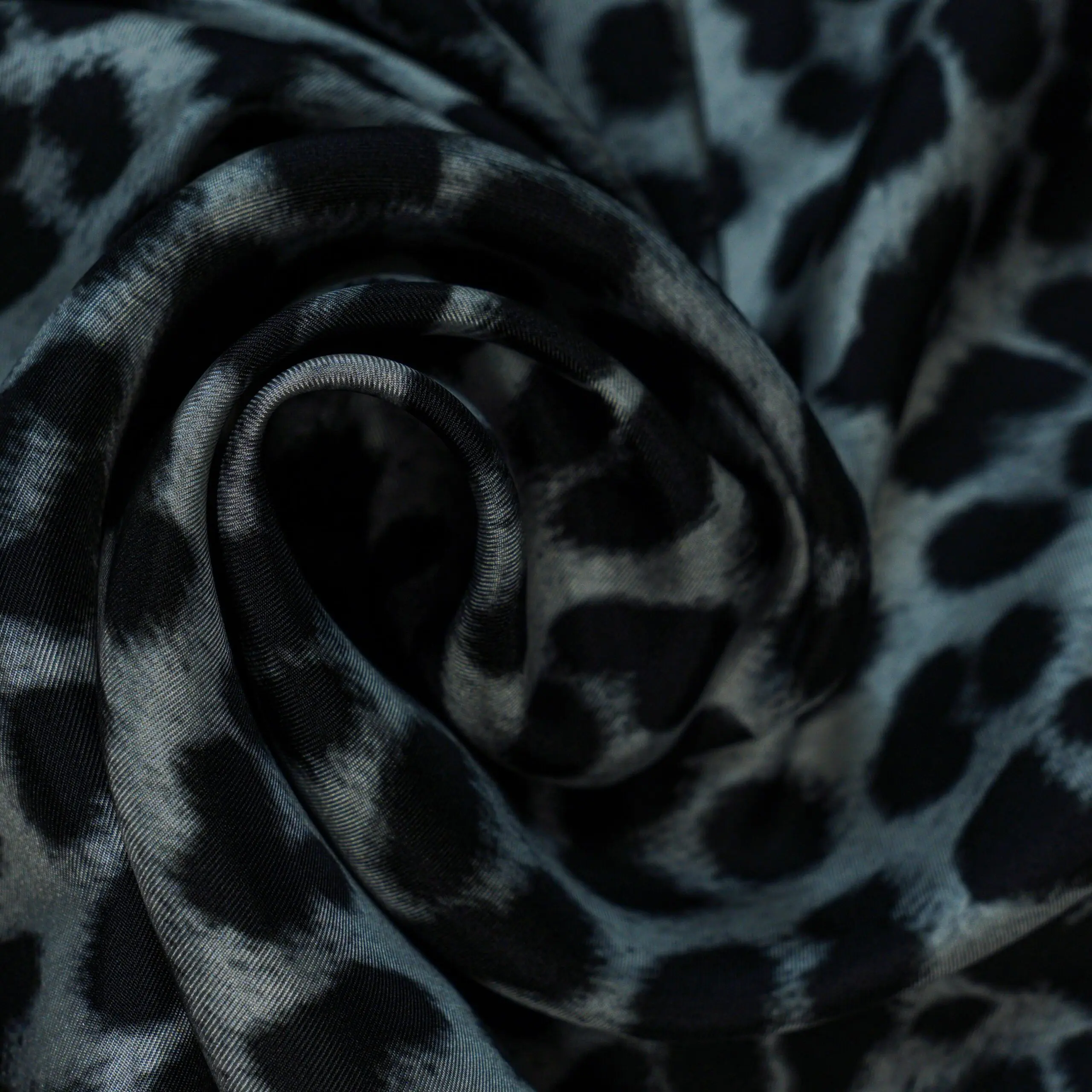 Dvipusis šilko tvilas su leopardo raštu - Image 5