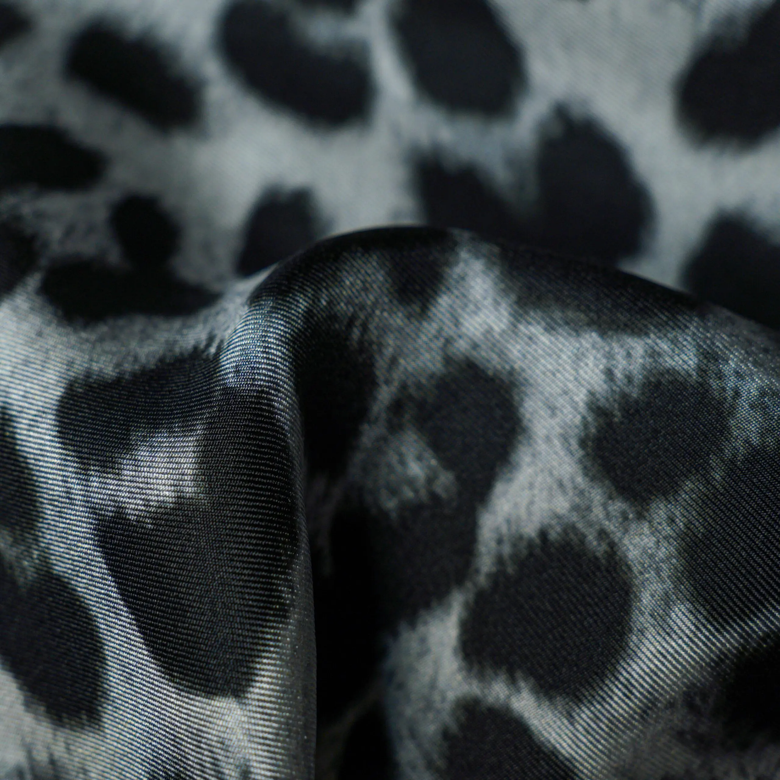 Dvipusis šilko tvilas su leopardo raštu - Image 2