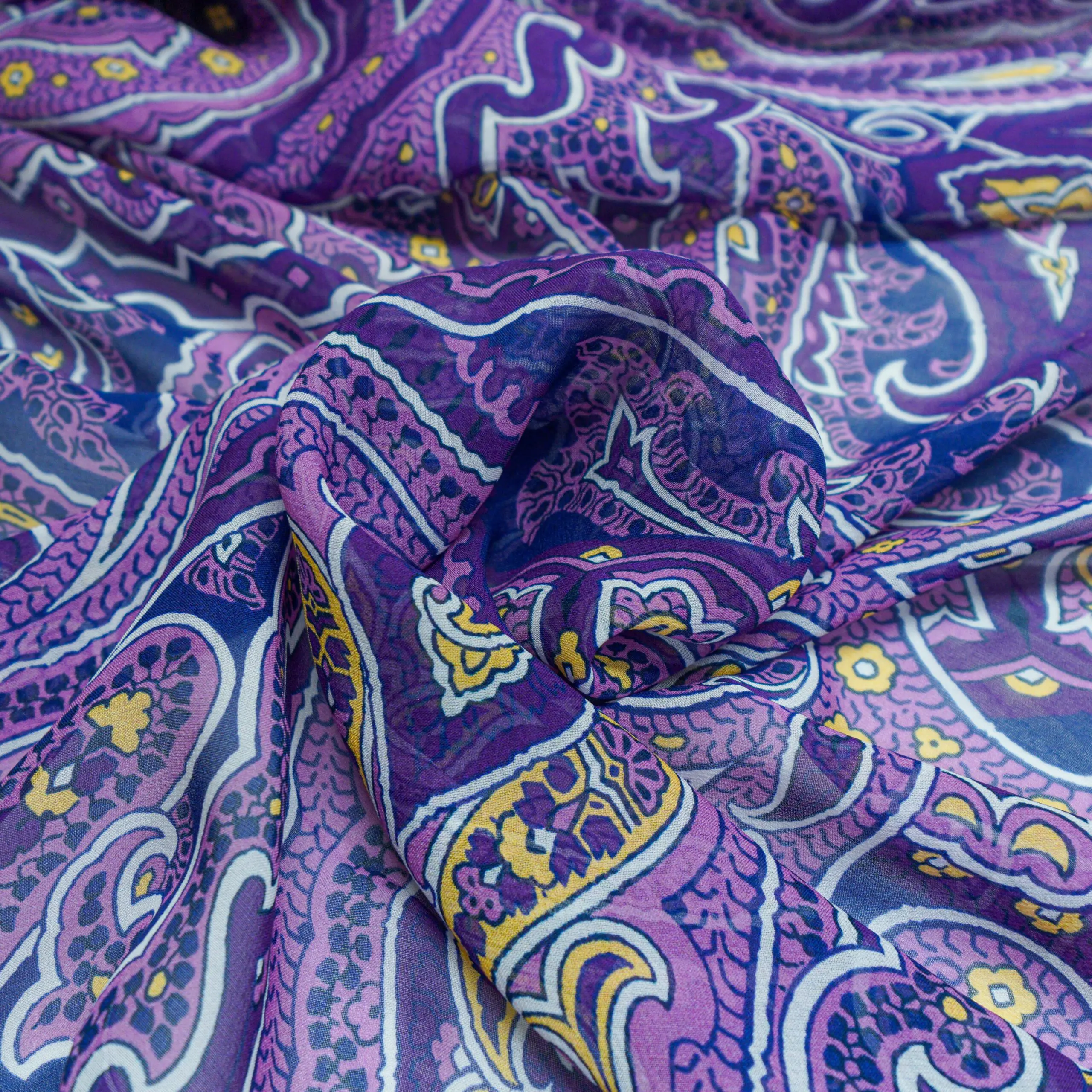 100 % šilko šifonas – violetinis paisley raštas - Image 3