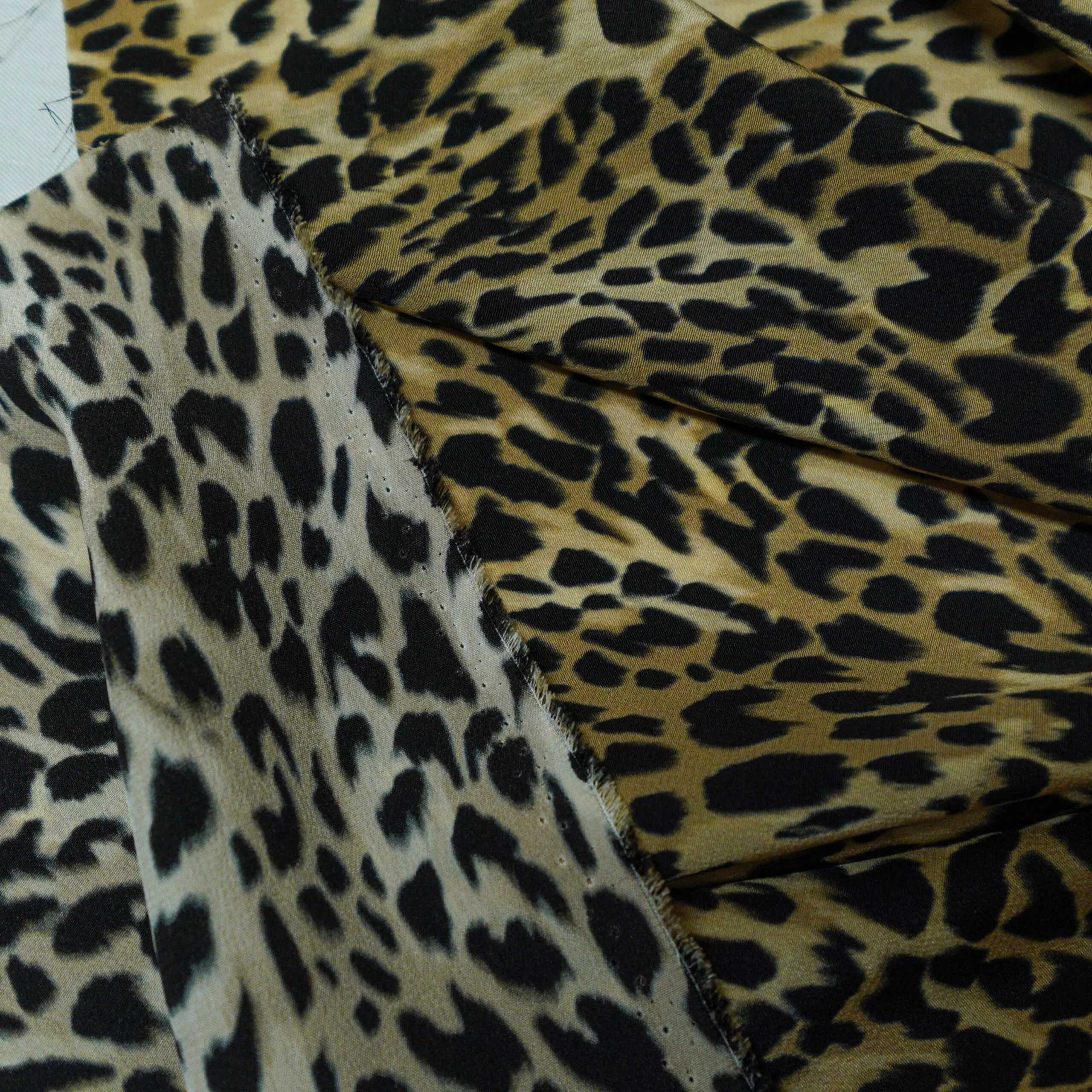 100 % Dvipusis krepinis šilkas su leopardo raštu - Image 4