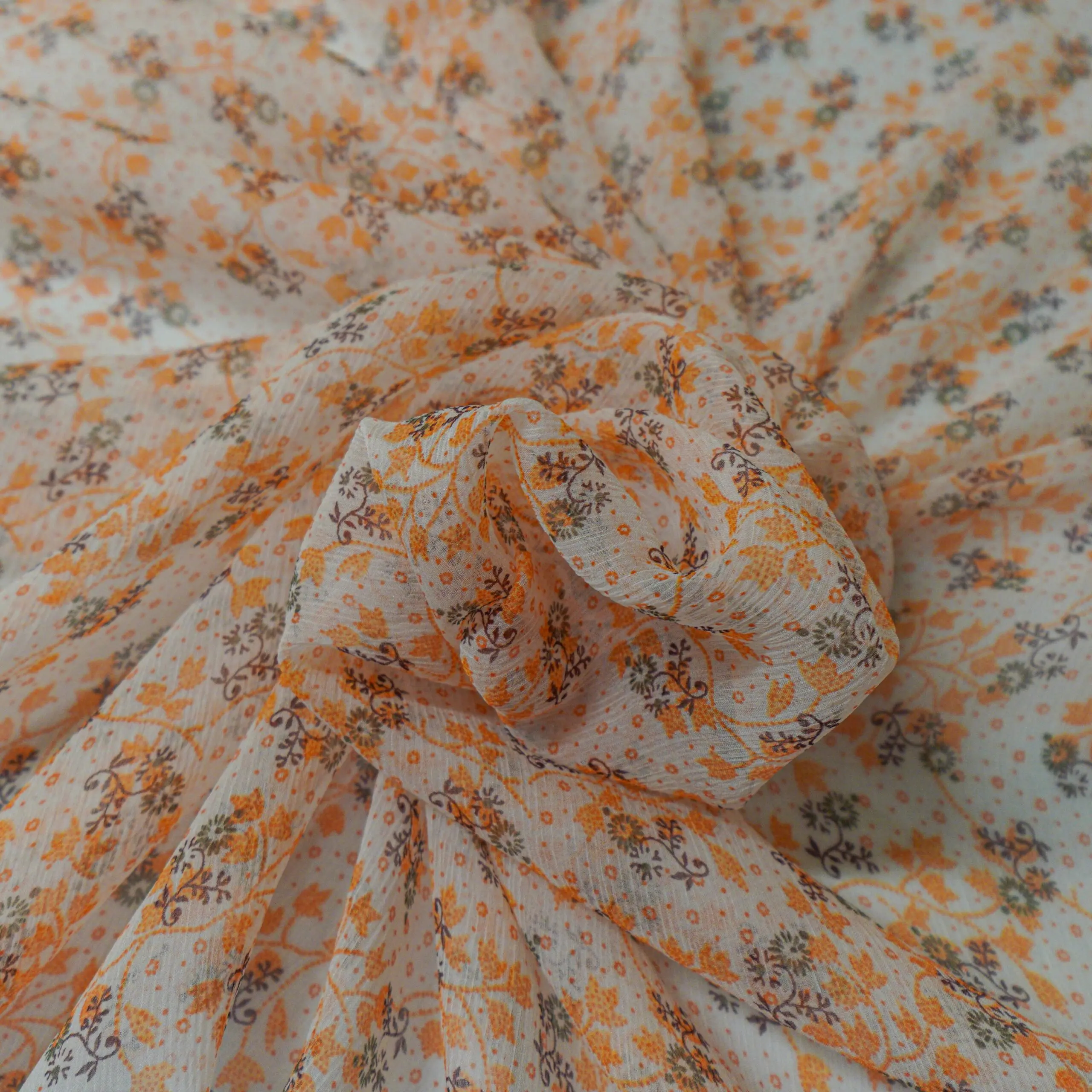 100 % šilko šifonas – subtilus botaninis raštas